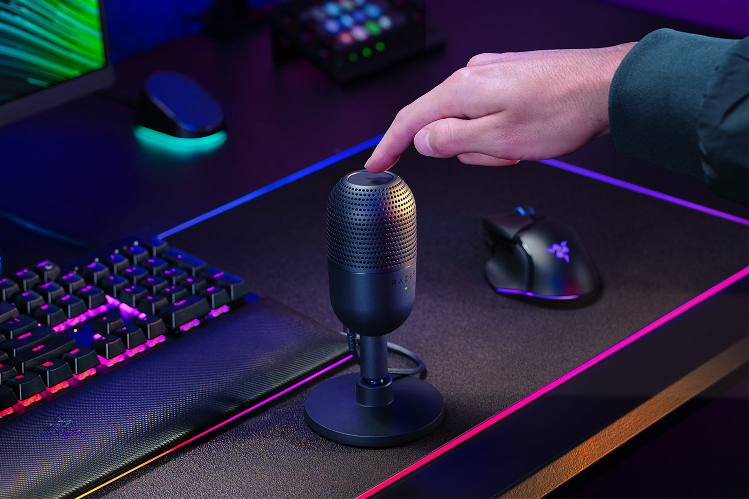 Black Razer Seiren V3 Mini Supercardioid USB Microphone — lifestyle